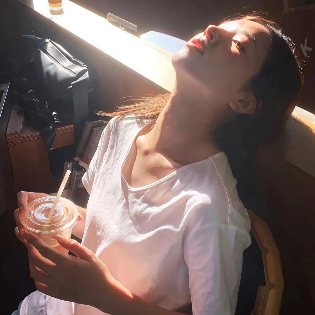 轻轻拂过